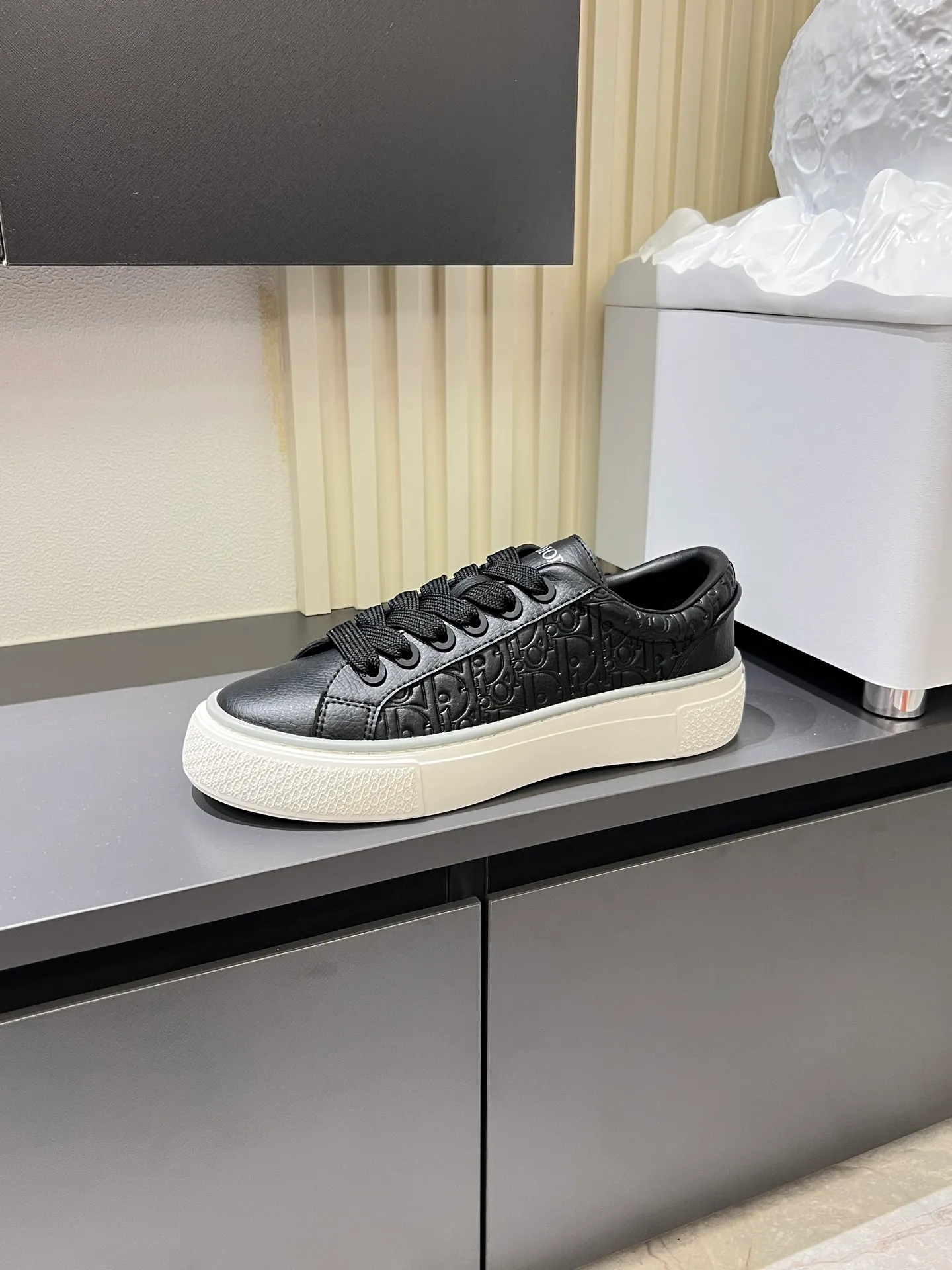 p440 DIOR* Dior B33 sneakers, brown and cream-white jacquard fabric with brown high mercerized suede upper, new for fall 2025, reinterpretation of classic tennis shoes, with a stylish silhouette that highlights a thick feel. Crafted from brown and cream-white jacquard with Oblique print and suede panels, it features a distinctive padded tongue embossed with the Dior signature, wide blue mohair laces and brass eyelets with a matte brown finish. The cream-white Dior Oblique patterned rubber sole, enhanced by the contrasting Dior 30 Avenue Montaigne signature on the rear, adds a stylish edge to casual looks. Men's model 38-44 (45 is custom-made and cannot be returned or exchanged)